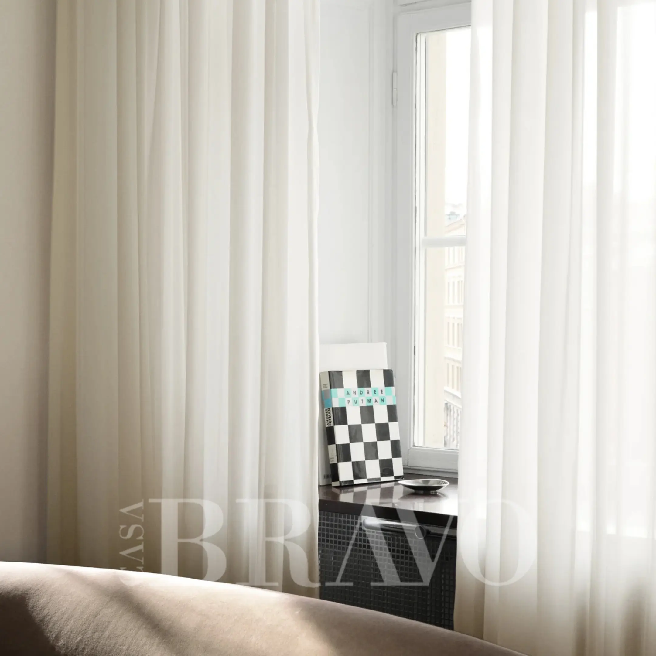 ستائر كورتيفنز البيضاء الشفافة الفاخرة - أناقة نفاذة للضوء للديكورات الداخلية العصرية