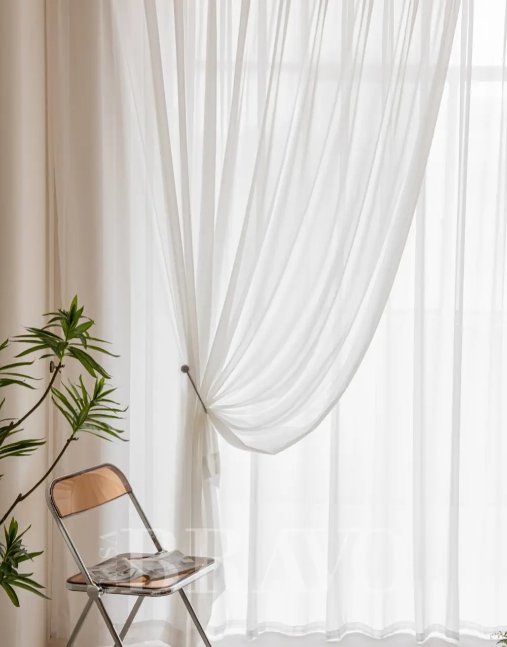 ستارة كازا برافو البيضاء الشفافة - تصميم بسيط وأنيق للديكورات الداخلية الواسعة