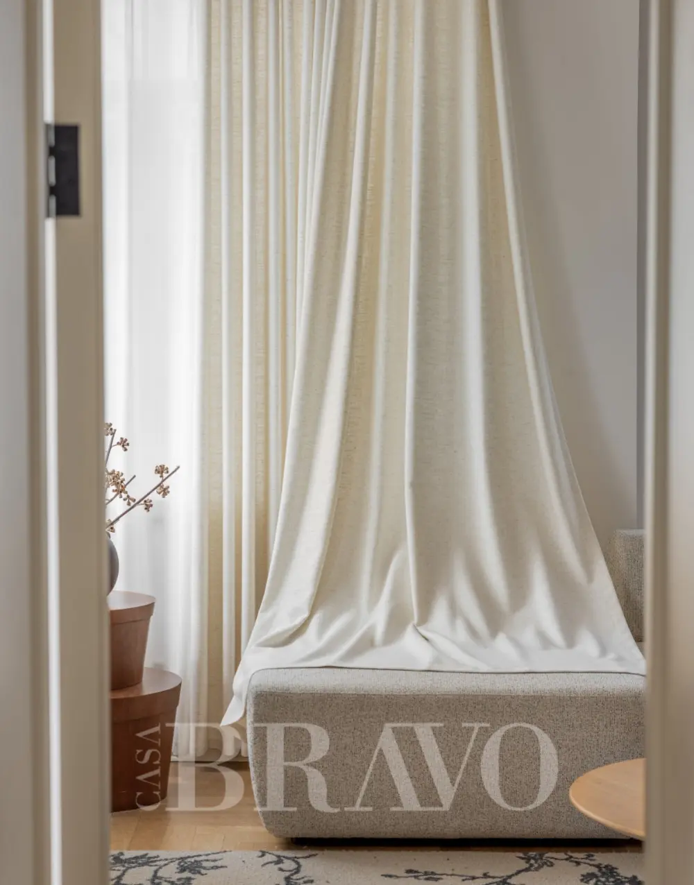 ستائر كازا برافو من الكتان - أناقة تُرش الضوء الطبيعي للمنازل العصرية