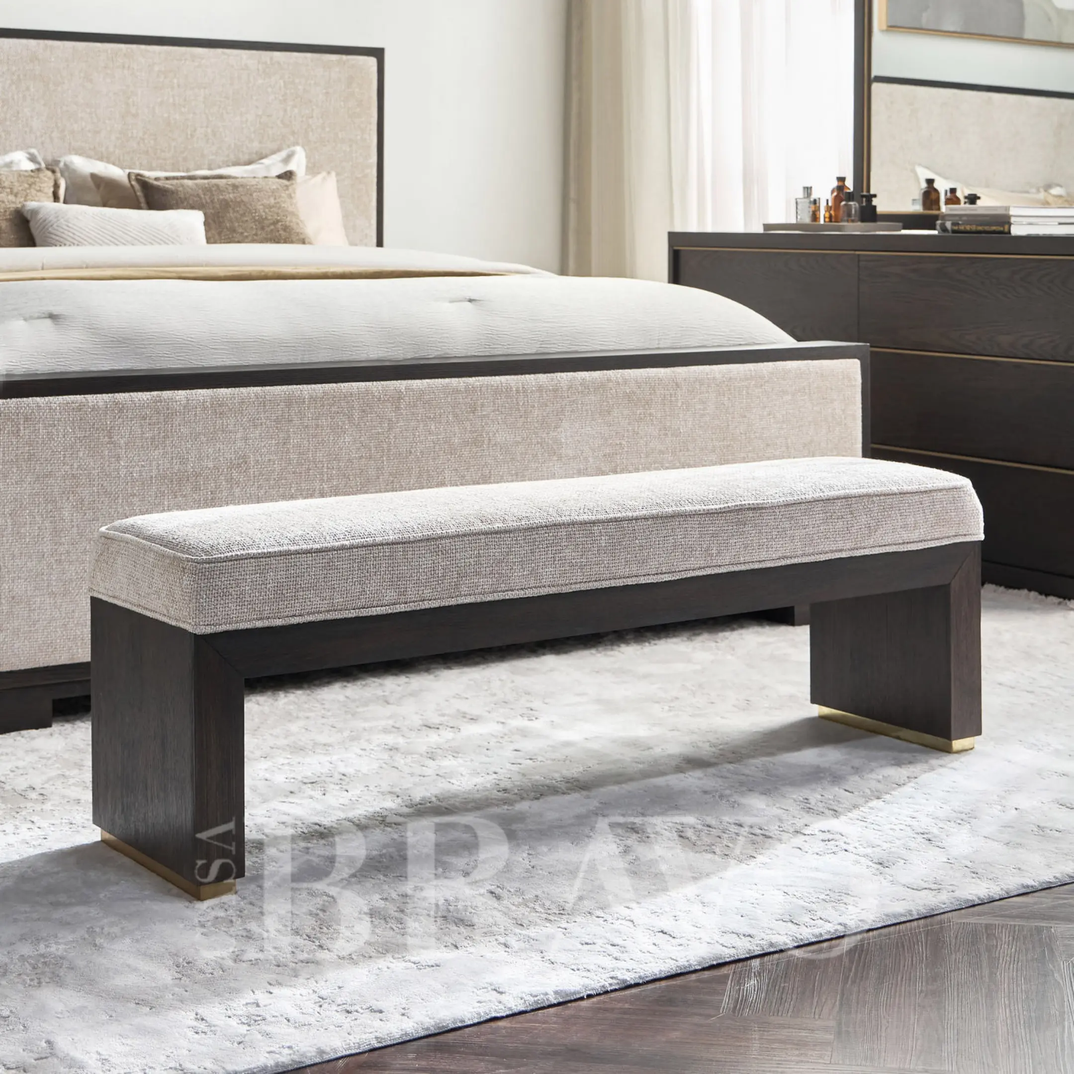 مقعد عصري مبطن بقاعدة خشبية ولمسة ذهبية