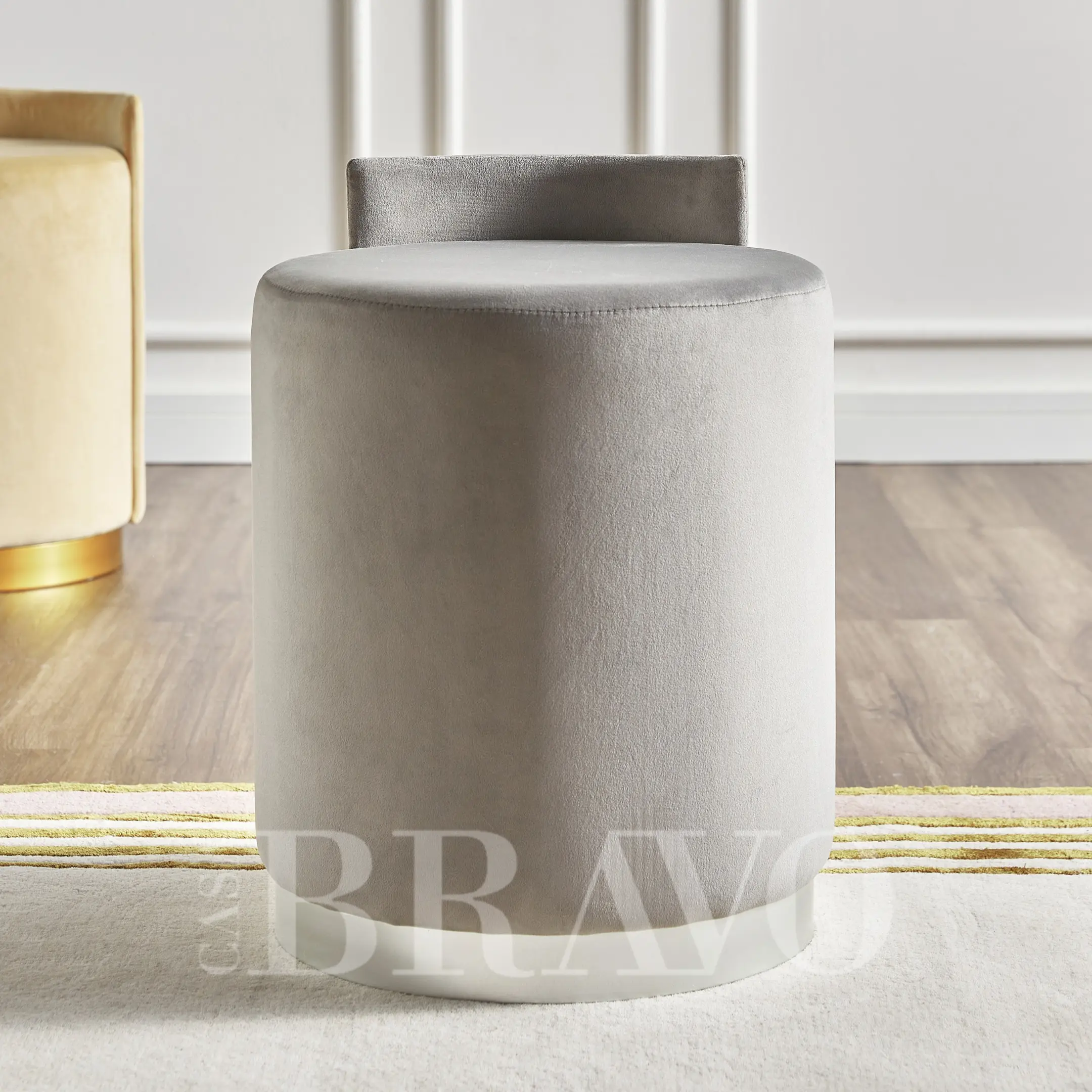 وسادة مستديرة منحنية مع ظهر سفلي ودبابيس فضية